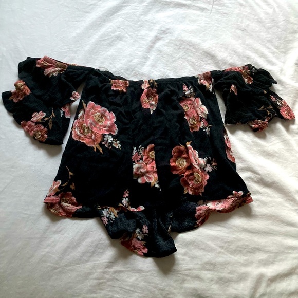 Tops - 💥SOLD💥⭐️3 for 25: Flowery top